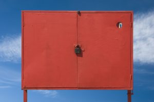 Roter Kasten gegen blauen Himmel, Roter Kasten gegen blauen Himmel,